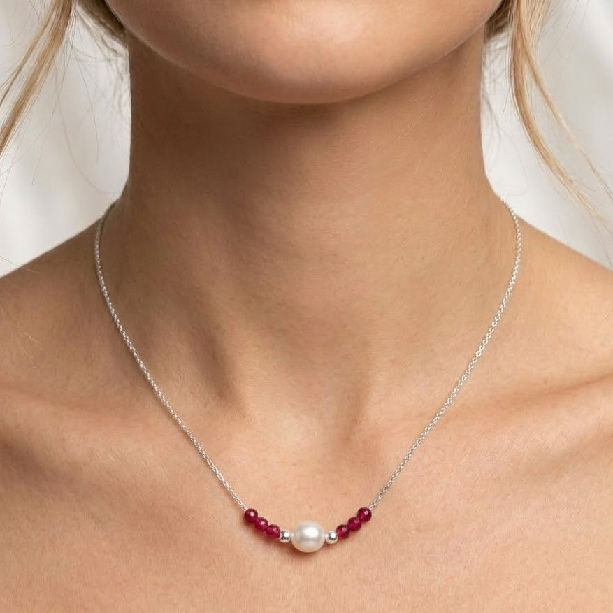 Collana Sottile con Perla Centrale e Cristalli Rossi In Acciaio Inossidabile