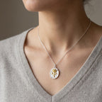Collana Medaglione Ovale con Rosa a Rilievo In Acciaio Inossidabile