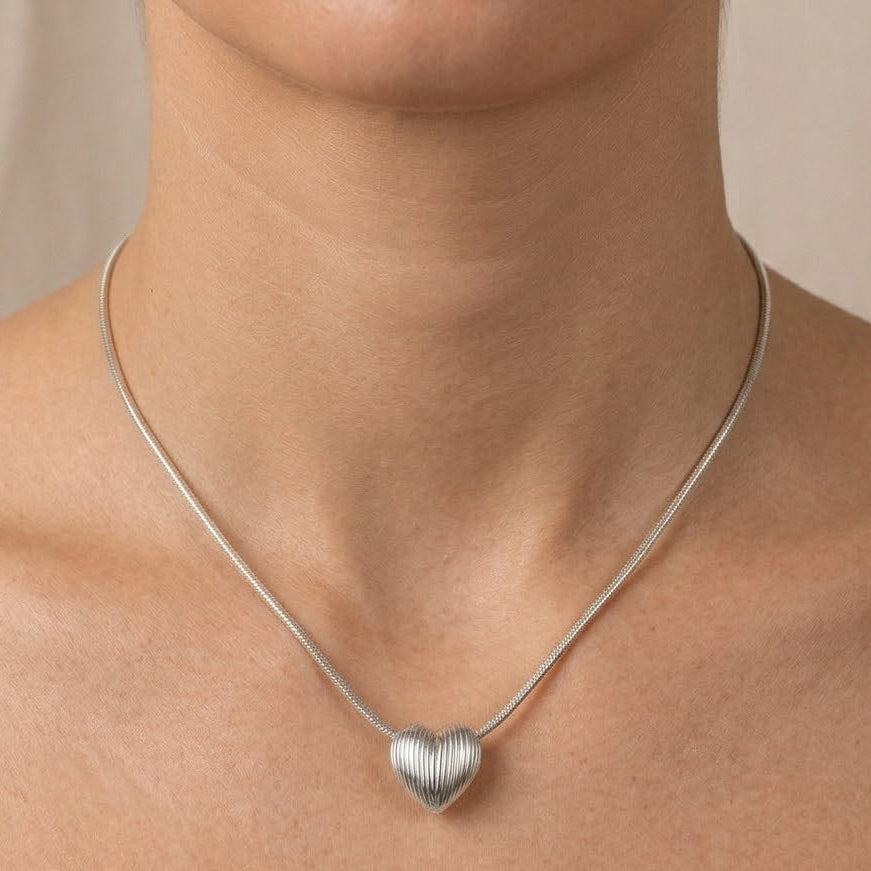 Collana con Cuore Rigato In Acciaio Inossidabile