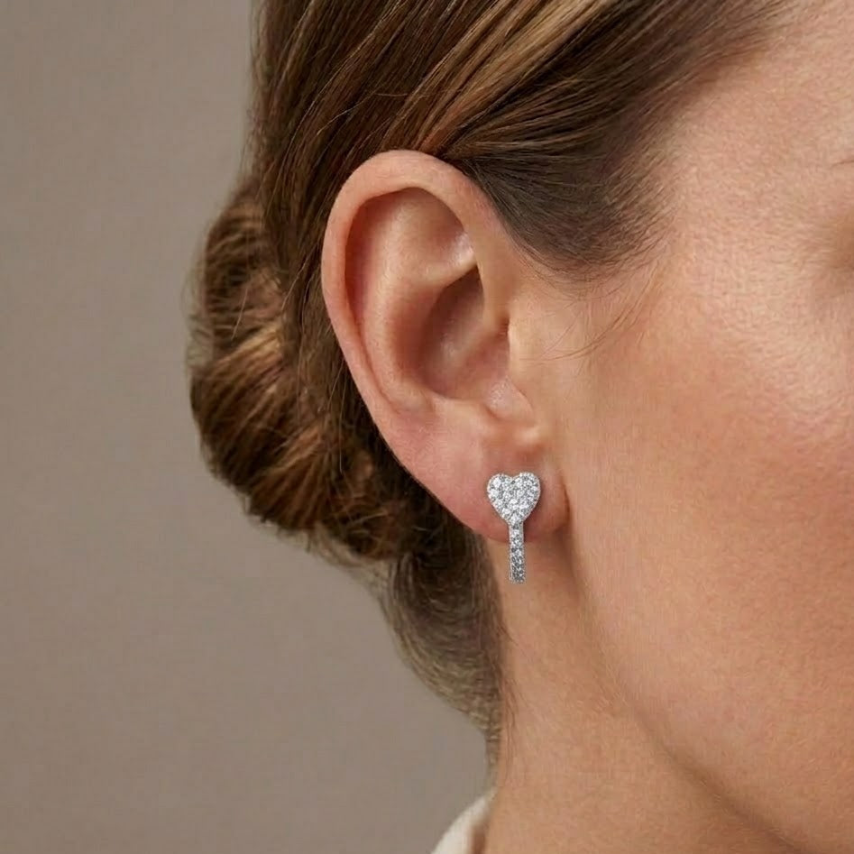 Orecchini Cerchio con Pavé di Cuori e Chiusura a Scattino In Argento 925