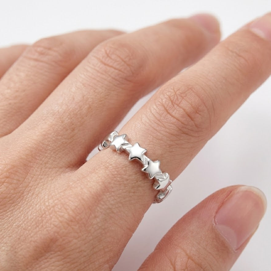 Anello con Linea di Stelle In Acciaio Inossidabile