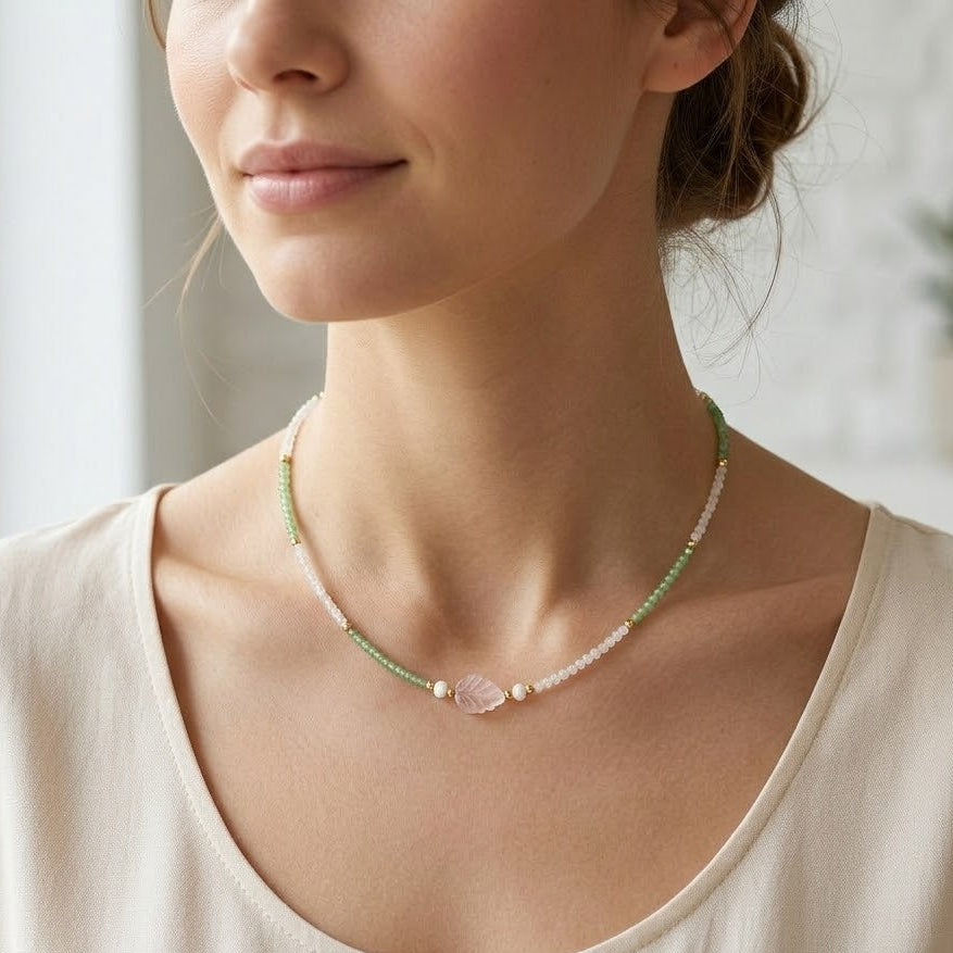Collana Summer con Foglia in Pietra Rosa e Perline In Acciaio Inossidabile
