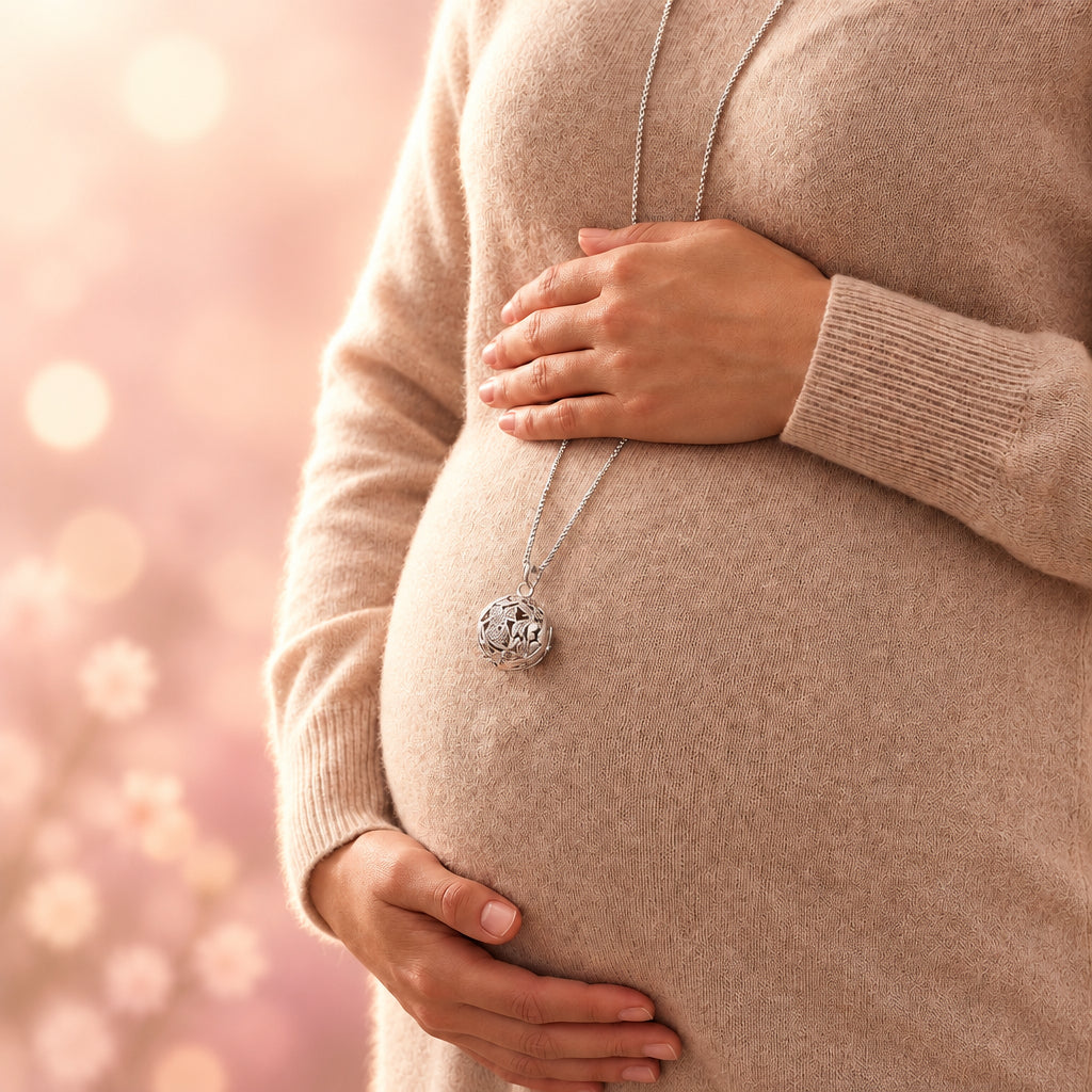 Collana Chiama Angeli con Angioletto Pavé e Cuori Traforati In Acciaio Inossidabile