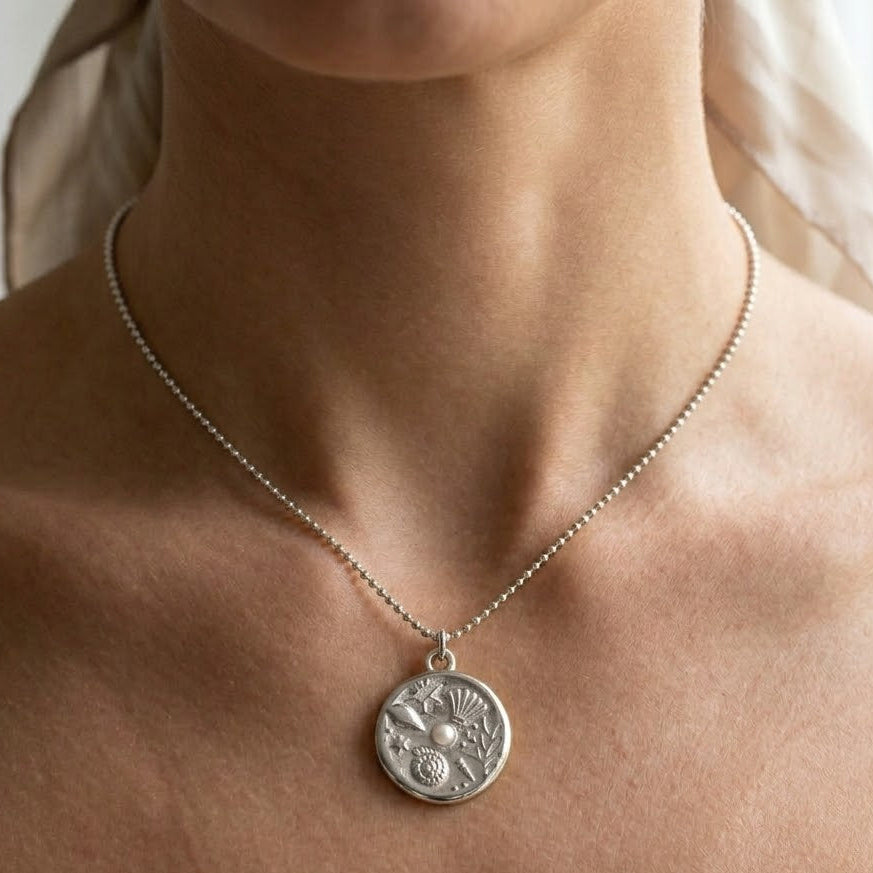Collana Medaglia Marina con Perla Centrale In Acciaio Inossidabile