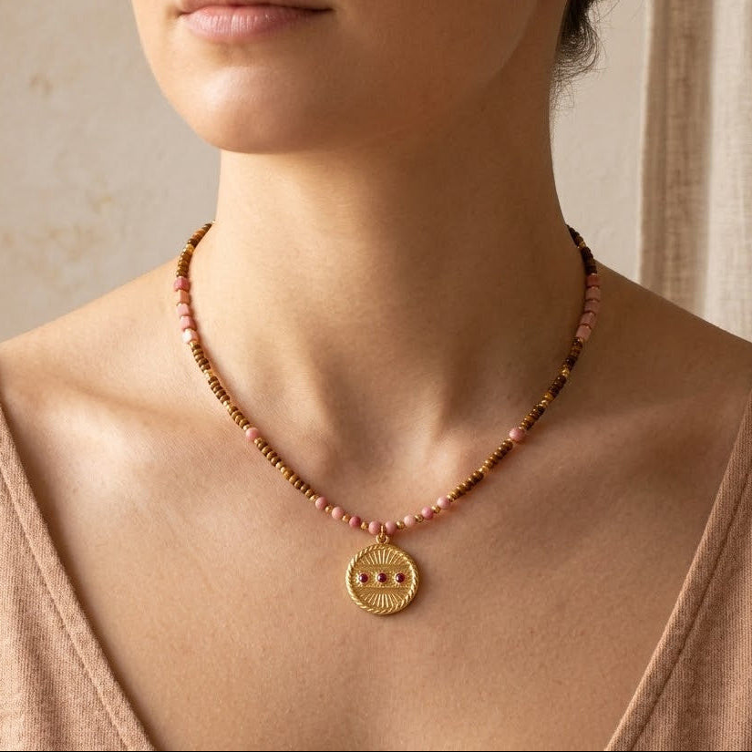 Collana Amuleto con Medaglietta e Perline Rosa e Marroni In Acciaio Inossidabile