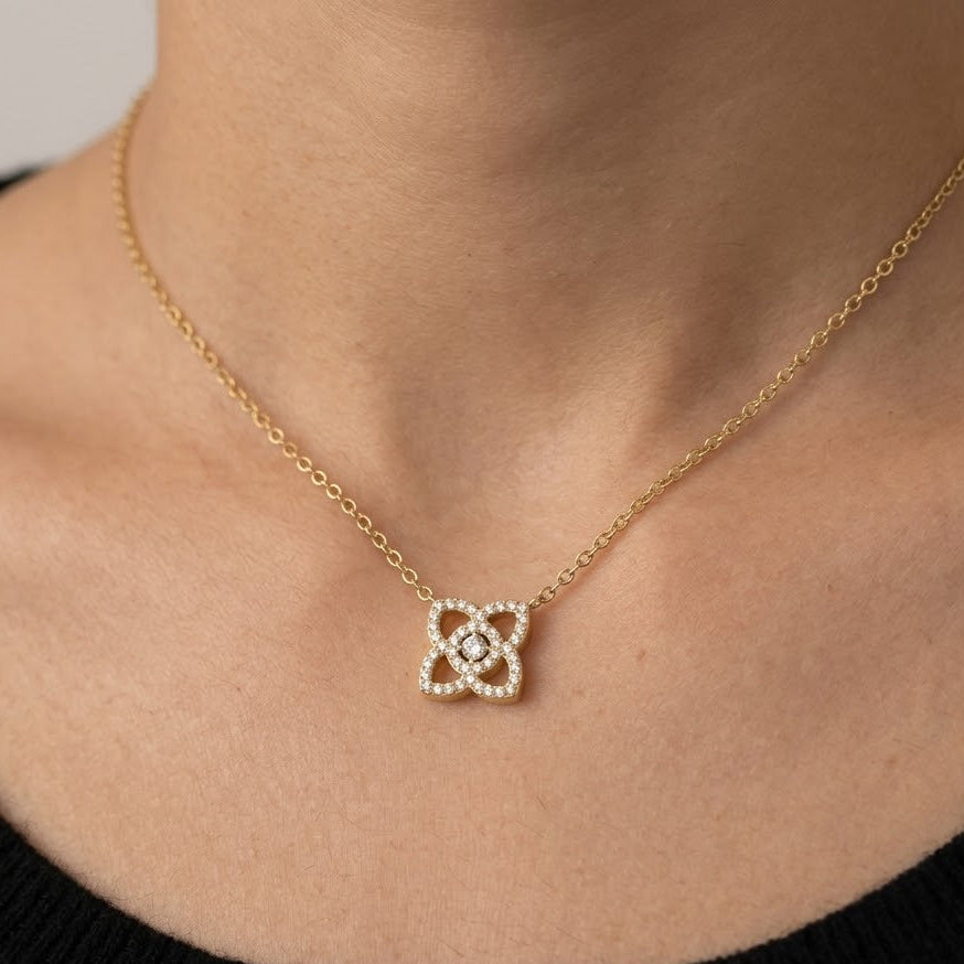 Collana con Quadrifoglio Stilizzato e Zirconi In Acciaio Inossidabile