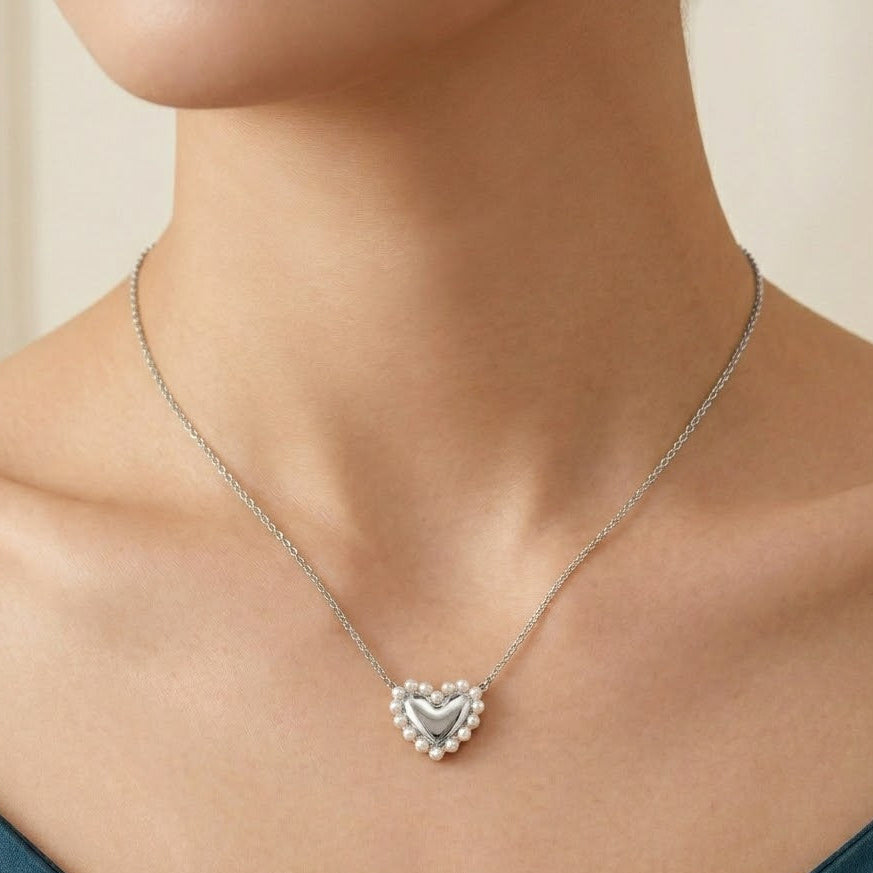 Collana con Cuore Bombato e Profilo di Perle In Acciaio Inossidabile