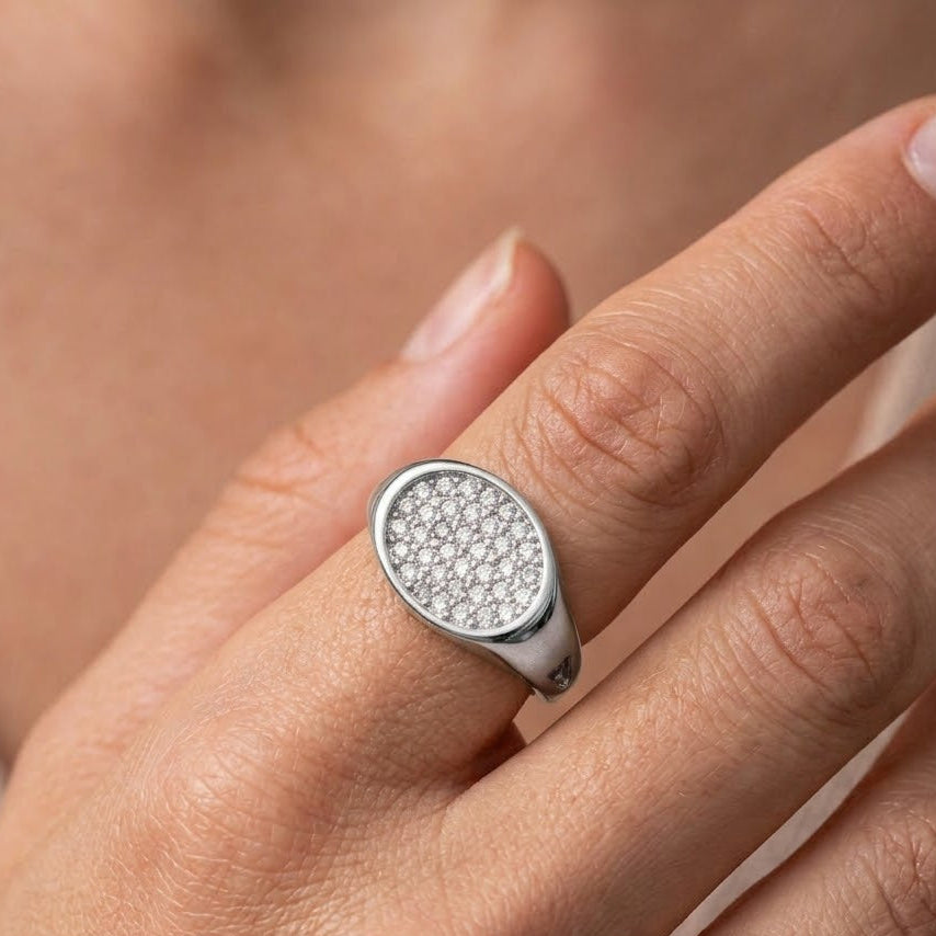 Anello Chevalier Ovale con Pavé di Zirconi In Acciaio Inossidabile