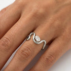 Anello Sinuoso con Cristallo Ovale In Acciaio Inossidabile