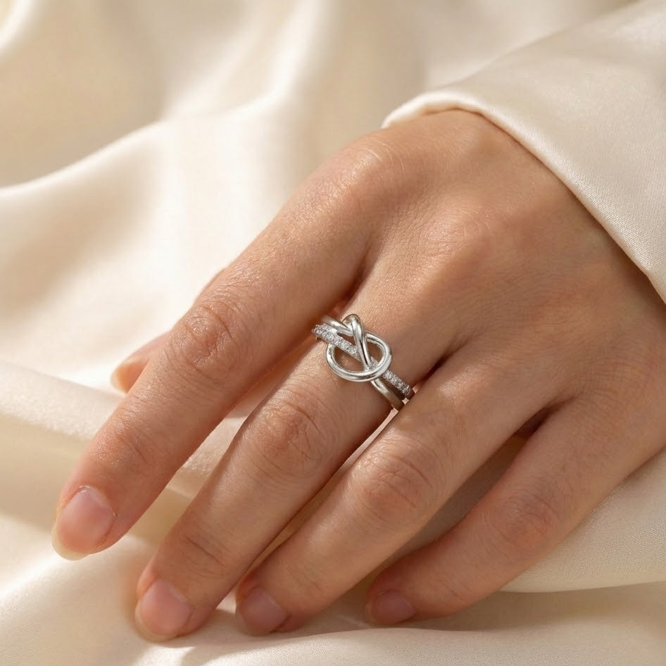 Anello con Nodo Traforato con Pavé in Acciaio Inossidabile