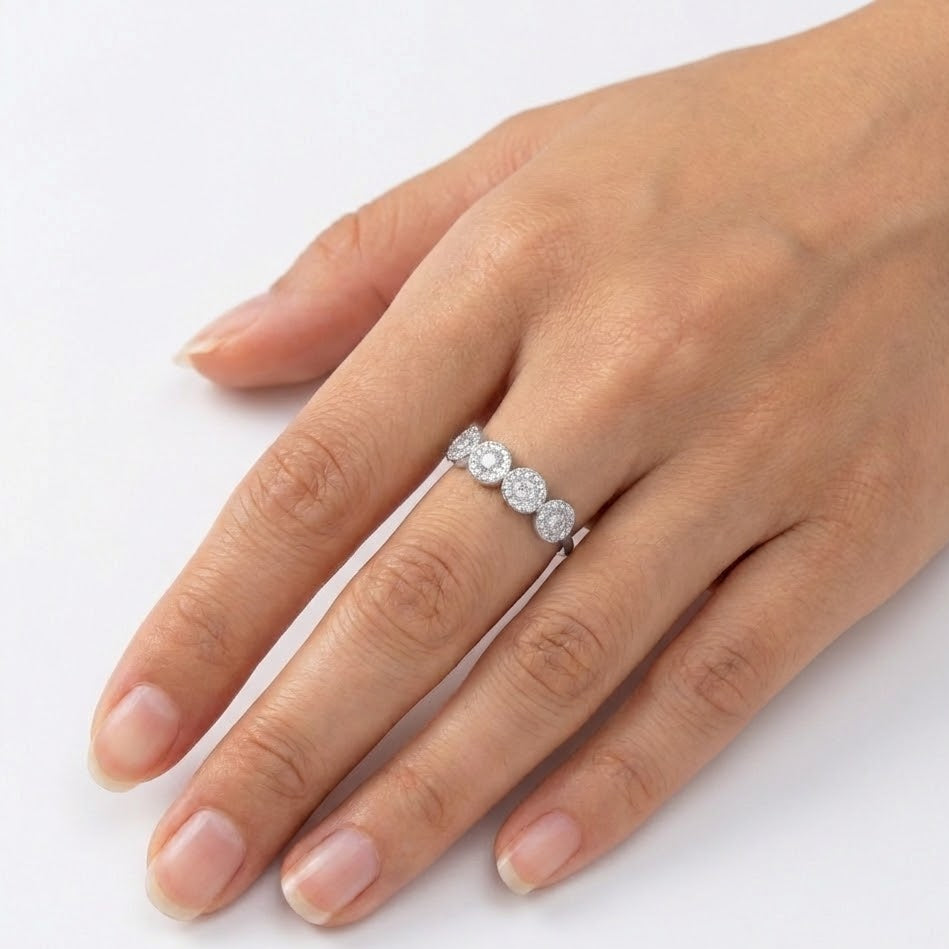 Anello con Quattro Pietre Punto Luce e Pavè In Acciaio Inossidabile