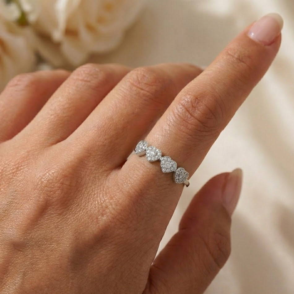 Anello con Quattro Cuori Pavé In Acciaio Inossidabile