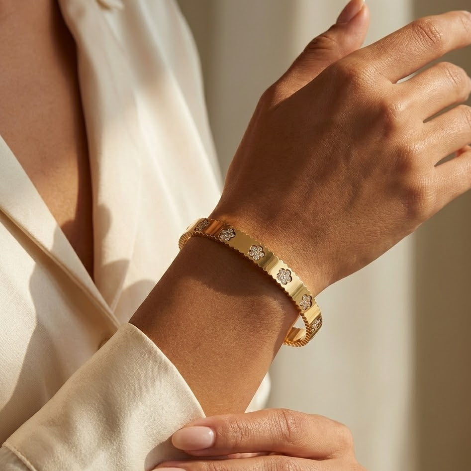 Bracciale Rigido Sottile con Fiori in Zirconi e Profilo Zigrinato in Acciaio Inossidabile