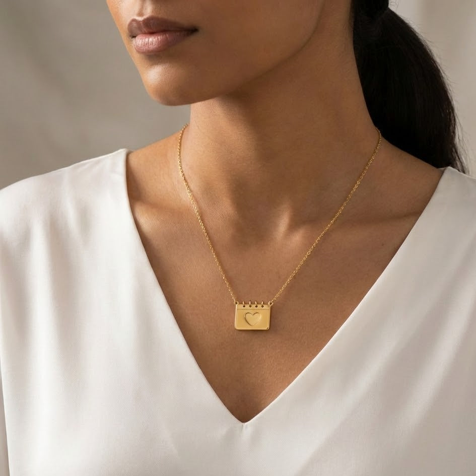 Collana Calendario Cuore Traforato In Acciaio Inossidabile