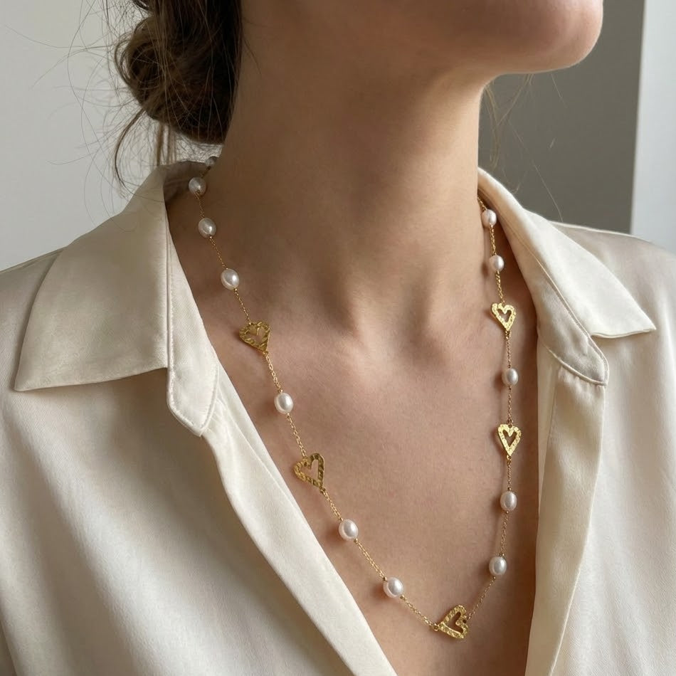 Collana Lunga Perle e Cuori Martellati In Acciaio Inossidabile