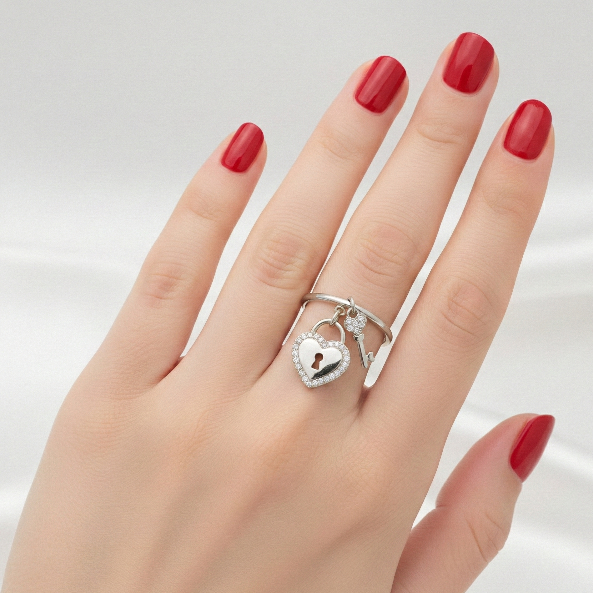 Anello con Pendenti Lucchetto Cuore e Chiave con Zirconi in Acciaio Inossidabile