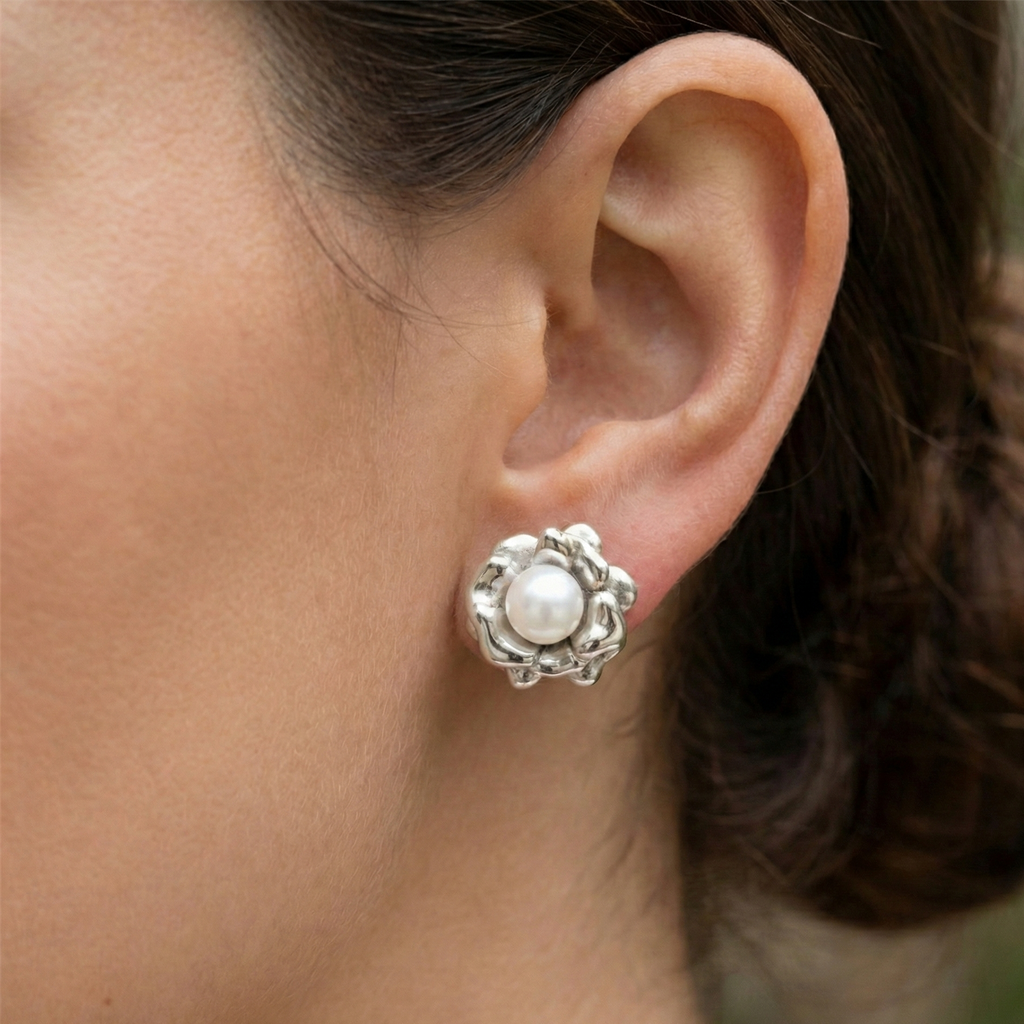 Orecchini a Forma di Rosa con Perla Centrale In Acciaio Inossidabile