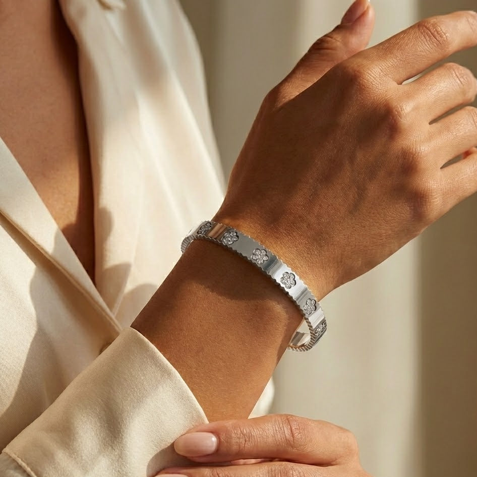 Bracciale Rigido Sottile con Fiori in Zirconi e Profilo Zigrinato in Acciaio Inossidabile