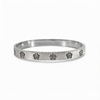 Bracciale Rigido Sottile con Fiori in Zirconi e Profilo Zigrinato In Acciaio Inossidabile