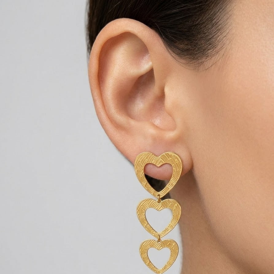 Orecchini Pendenti Triplo Cuore Texturizzato In Acciaio Inossidabile