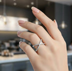 Anello Fascia a X Incrociata con Pavé di Zirconi In Acciaio Inossidabile