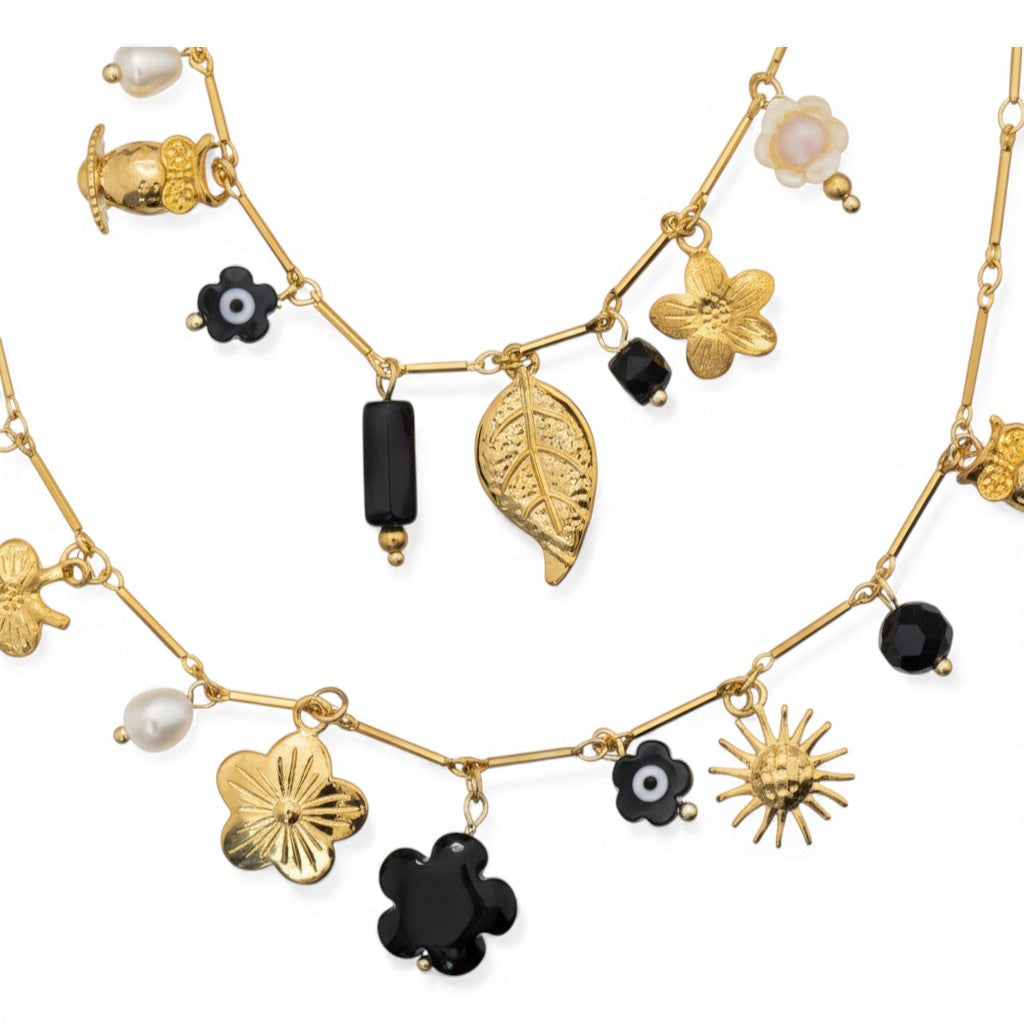 Collana Doppia Lunga 'Chic Charms' con Pendenti Misti e Perle in Acciaio Inossidabile