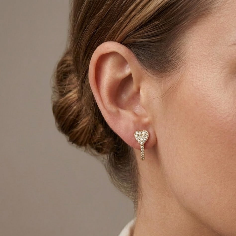 Orecchini Cerchio con Pavé di Cuori e Chiusura a Scattino In Argento 925