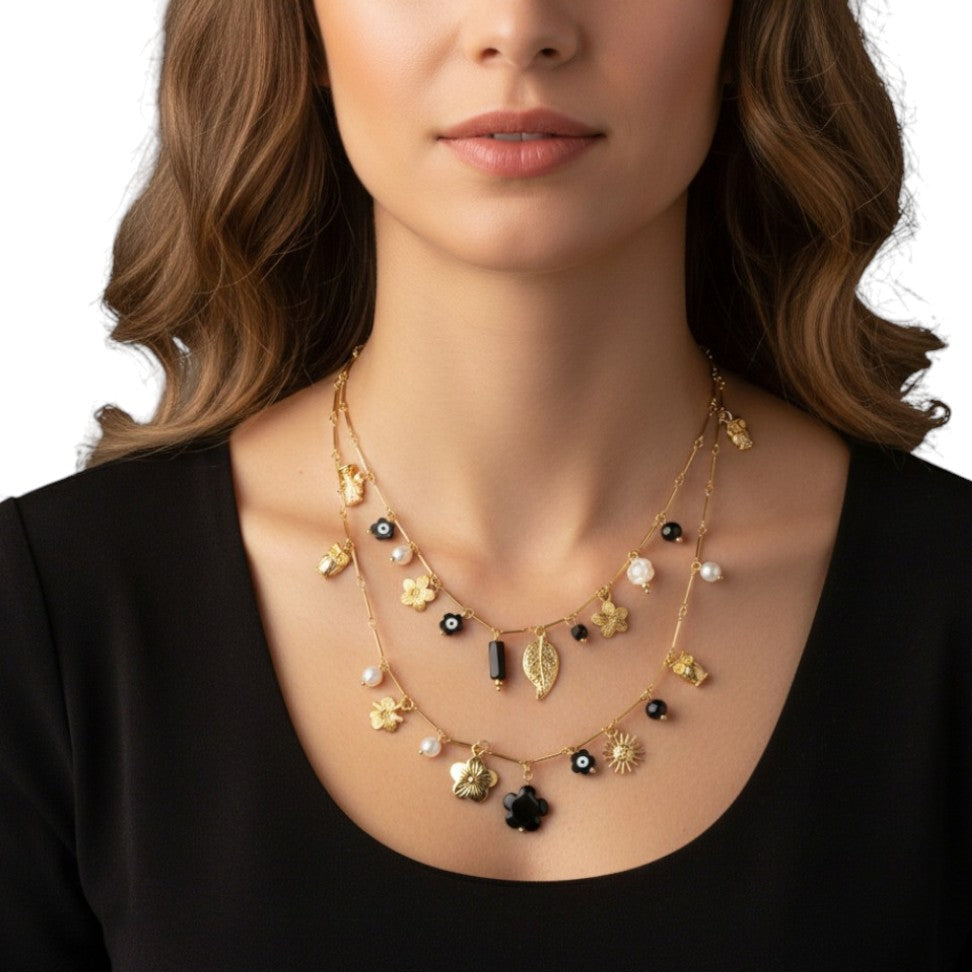 Collana Doppia Lunga 'Chic Charms' con Pendenti Misti e Perle in Acciaio Inossidabile