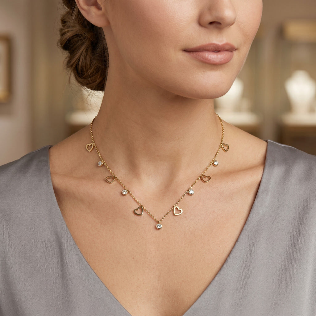Collana Multi-Charm con Cuori Traforati e Zirconi In Acciaio Inossidabile