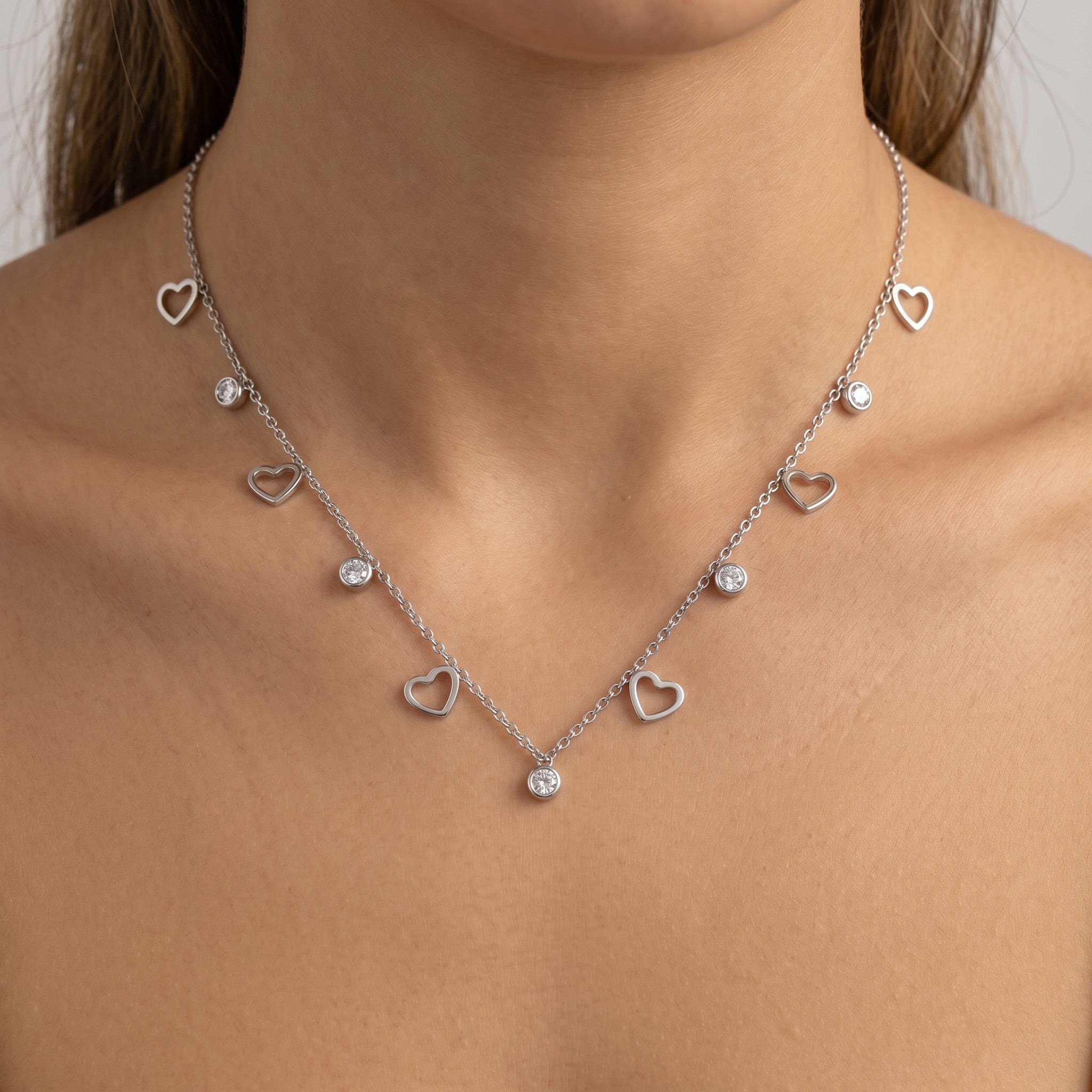 Collana Multi-Charm con Cuori Traforati e Zirconi In Acciaio Inossidabile
