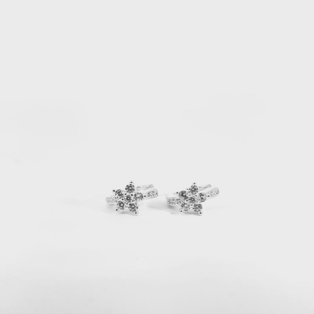 Orecchini Petali di Brillantezza a Fiore In Argento 925