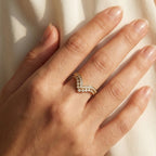 Anello V-Shape Contour con Zirconi In Acciaio Inossidabile