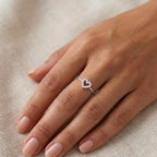 Anello con Cuore Centrale Traforato Zirconato In Argento 925