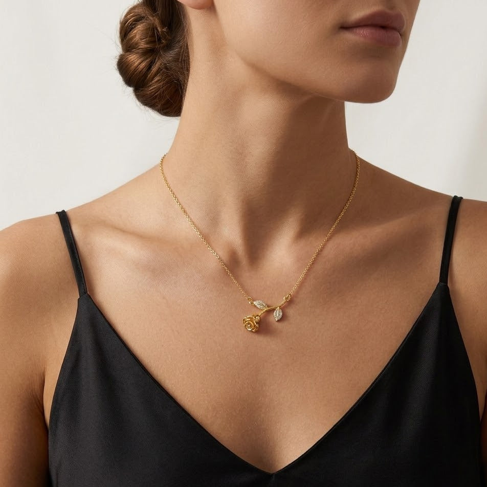 Collana con Rosa Pendente e Foglie Zirconate In Argento 925