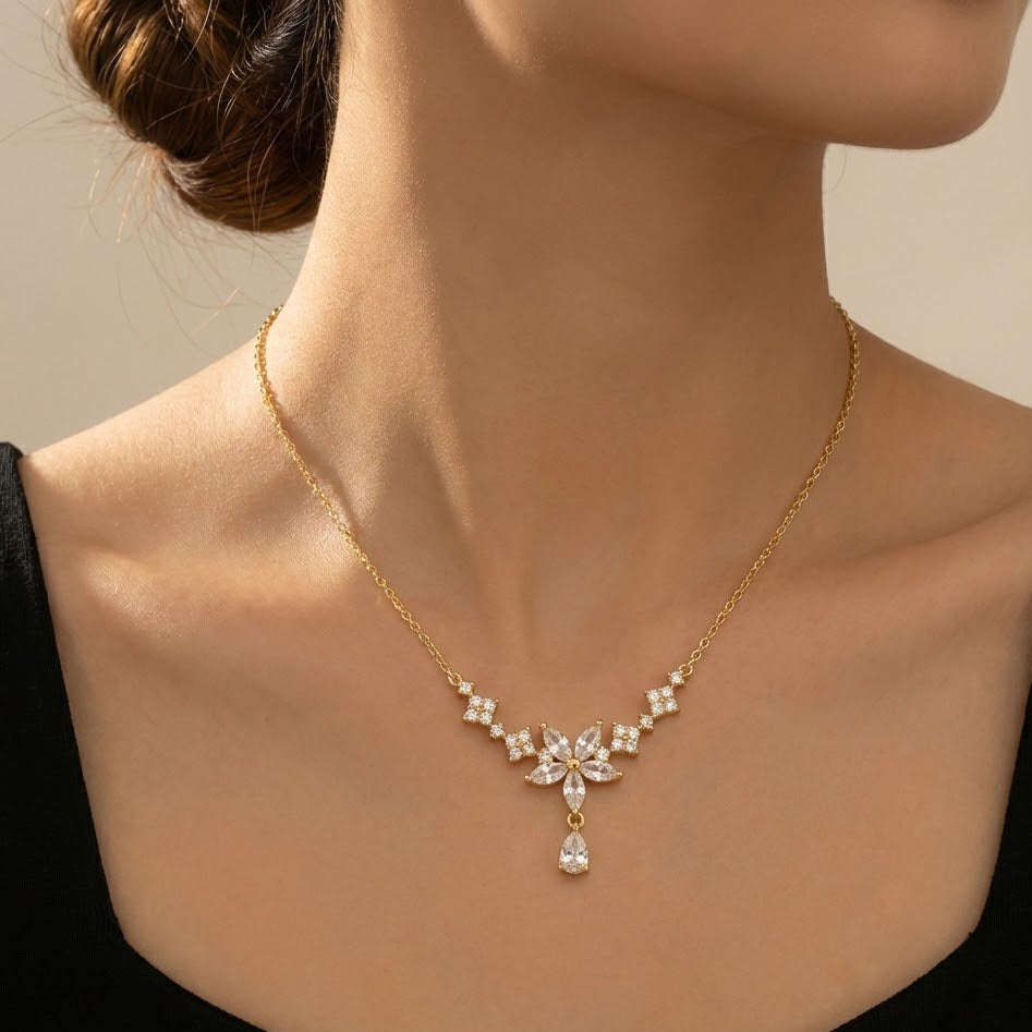 Collana Sbocciare Prezioso a Fiore In Argento 925