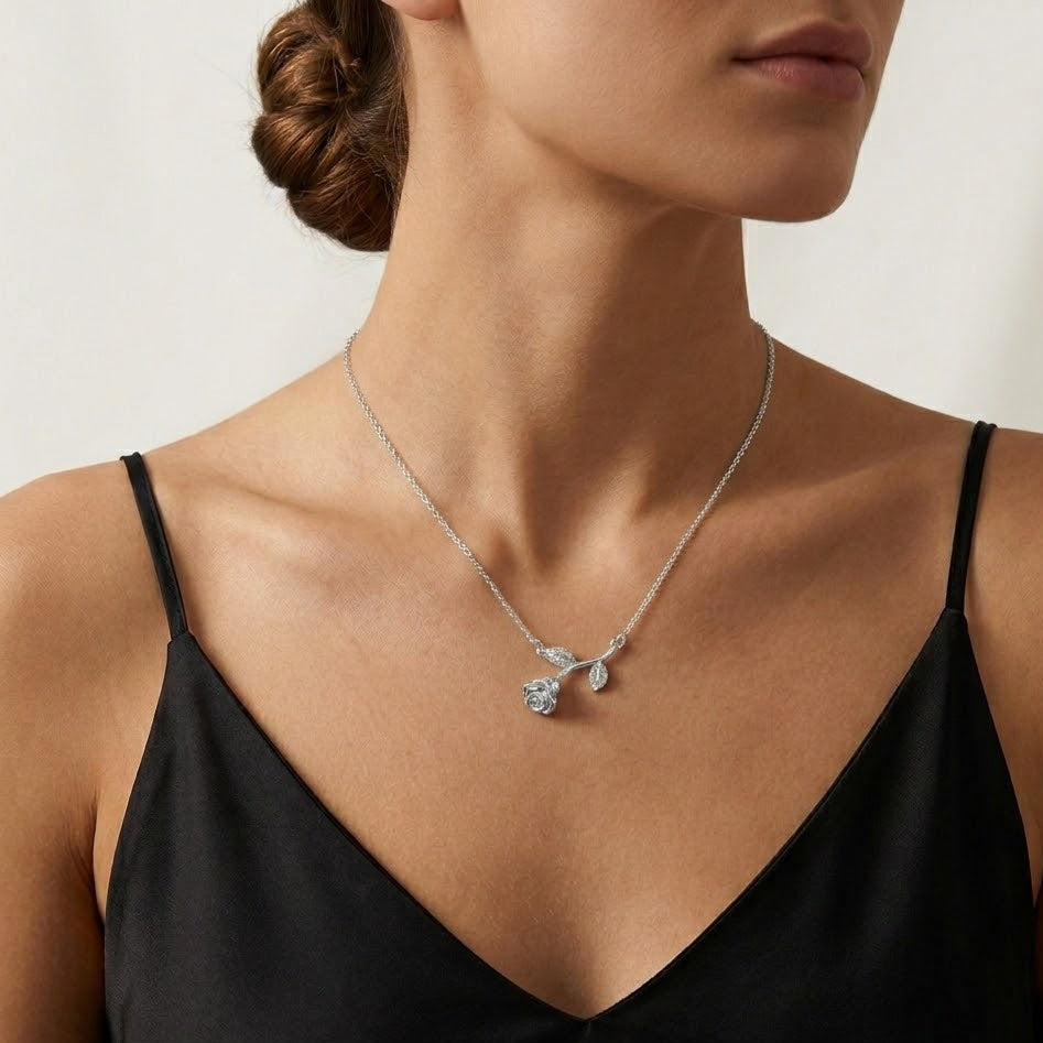 Collana con Rosa Pendente e Foglie Zirconate In Argento 925