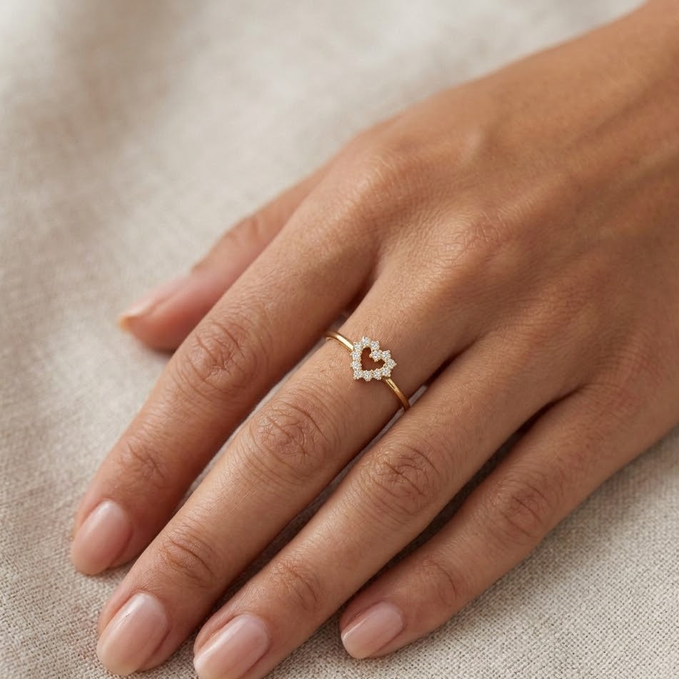 Anello con Cuore Centrale Traforato Zirconato In Argento 925
