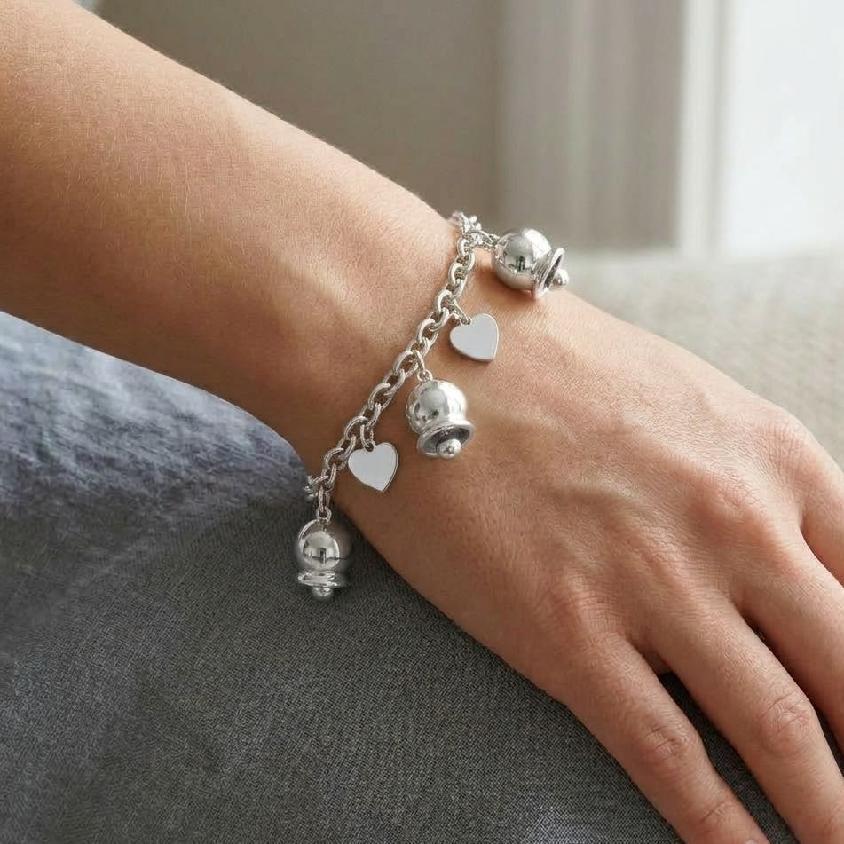 Bracciale Melodia d'Amore con Campanelle e Cuori in Acciaio Inossidabile