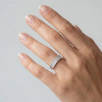 Anello a fascia scanalata con zirconi in acciaio inossidabile