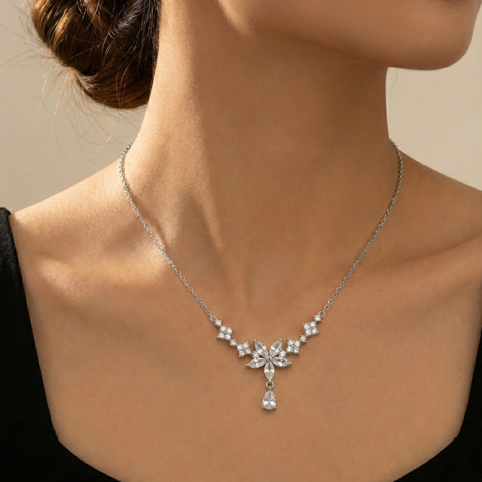 Collana Sbocciare Prezioso a Fiore In Argento 925