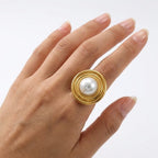 Anello con Perla Centrale In Acciaio Inossidabile